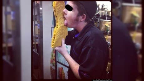 Una foto muestra a un empleado de Taco Bell lamiendo los productos antes de servirlos