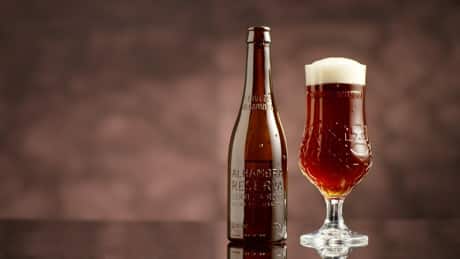 Alhambra continúa con su apuesto por la innovación y presenta una cerveza roja