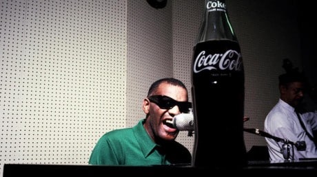 La tradicional botella de Coca-Cola celebra su centenario besando a Marilyn