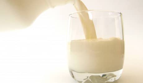 El precio de la leche varía hasta un 87,5% según la superficie en la que se compre