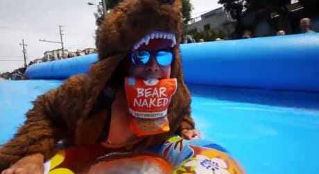 Bear Nake instala un tobogán gigante para promocionar sus productos