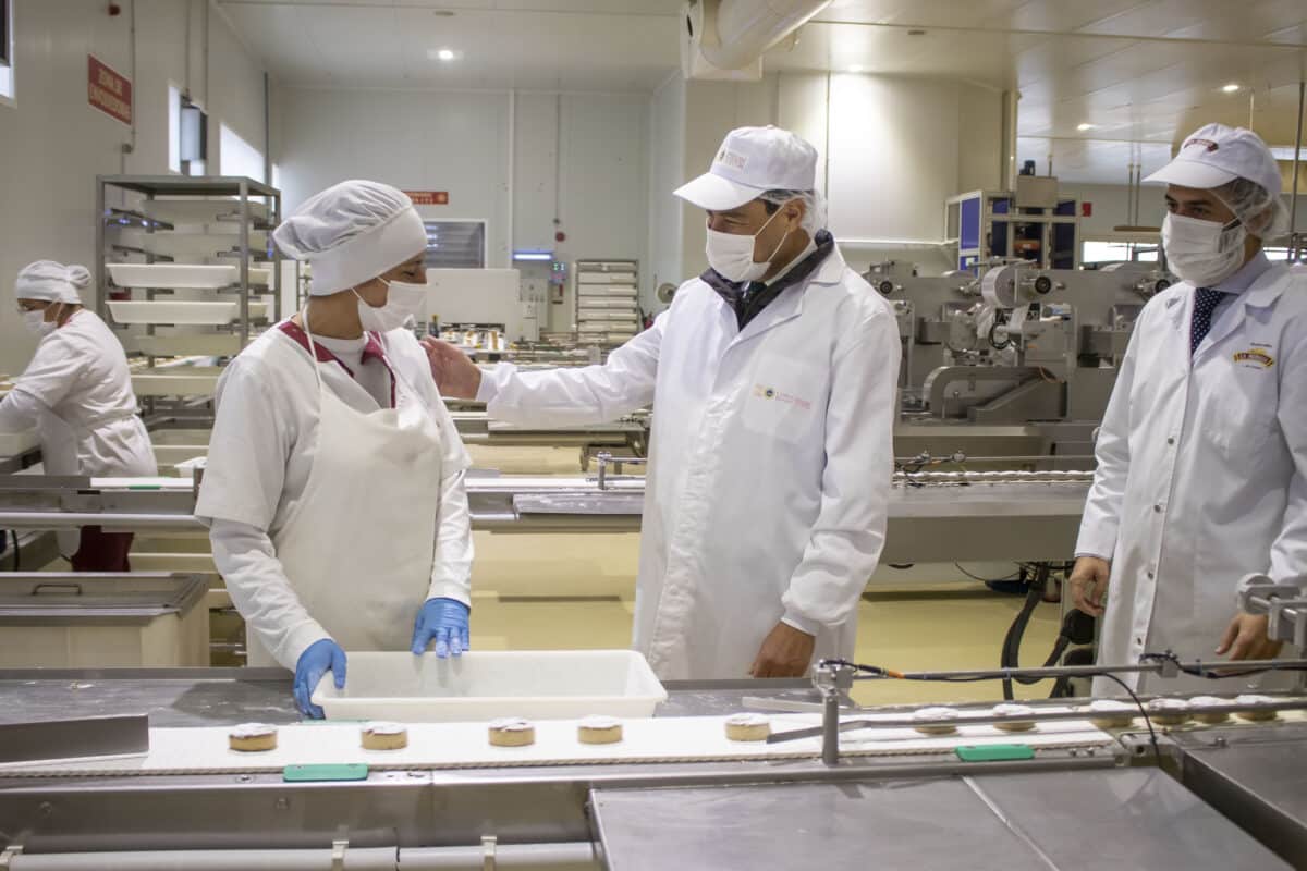 El presidente de Andalucía, Juanma Moreno, anima a consumir mantecados y polvorones de Estepa