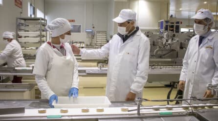 El presidente de Andalucía, Juanma Moreno, anima a consumir mantecados y polvorones de Estepa
