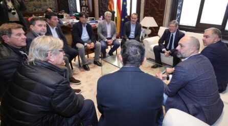 Los regantes se manifiestan y reúnen con Ximo Puig en València en defensa del Trasvase Tajo-Segura