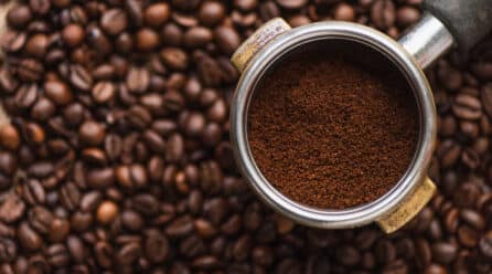 Nuevo film plástico sostenible, un bioplástico creado a partir de posos de café