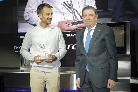 Luis Planas entrega el premio «Defensa del producto» al chef grancanario Borja Marrero del restaurante Muxgo