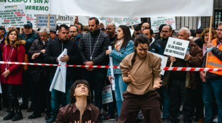 Una performance representa cómo El Levante Español agoniza en su reclamo por el agua del Trasvase