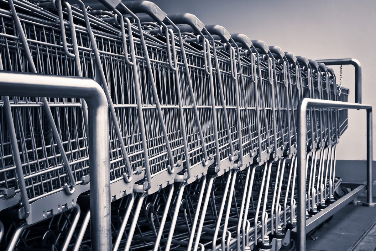 Siete cadenas de supermercados denunciadas por FACUA por no aplicar la bajada del IVA