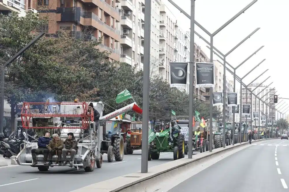 Más de 450 tractores recorren el centro de Logroño para reivindicar «mayor rentabilidad» para el sector agrario