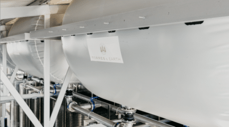 La bodega Familia Torres implanta un sistema que captura y reutiliza CO2 de la fermentación del vino