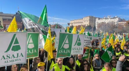 Más de 5.000 agricultores y ganaderos se manifiestan frente al Ministerio para decir «no» a Mercosur