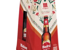 Mahou celebra lo castizo en San Isidro con una edición especial en la que cede su logo a Madrid