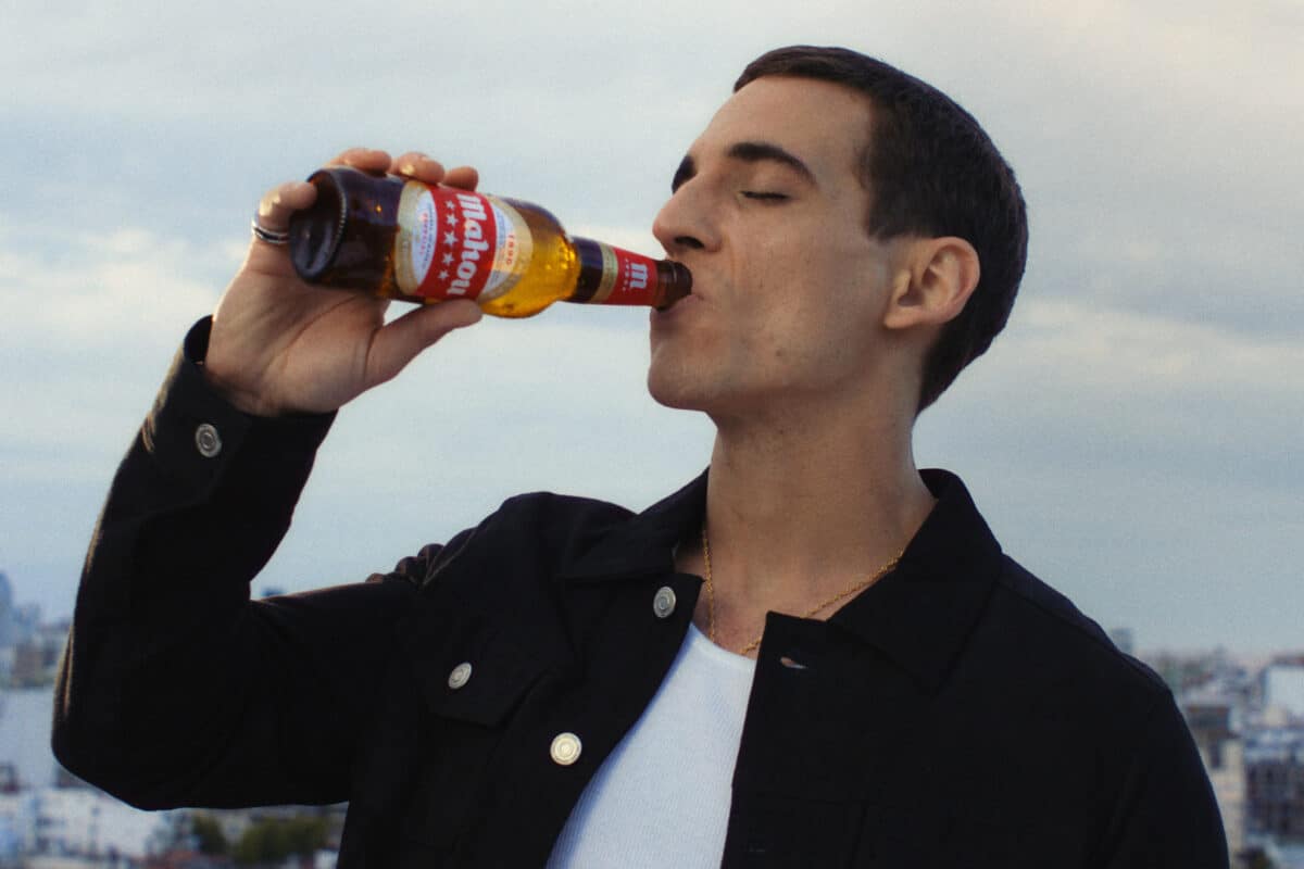 Mahou Cinco Estrellas lanza su nueva campaña “Apunta al cielo y llegarás a las estrellas” de la mano de Miguel Herrán