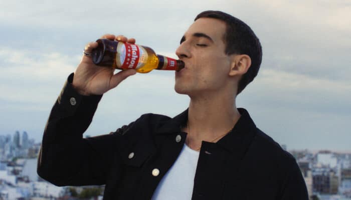 Mahou Cinco Estrellas lanza su nueva campaña “Apunta al cielo y llegarás a las estrellas” de la mano de Miguel Herrán