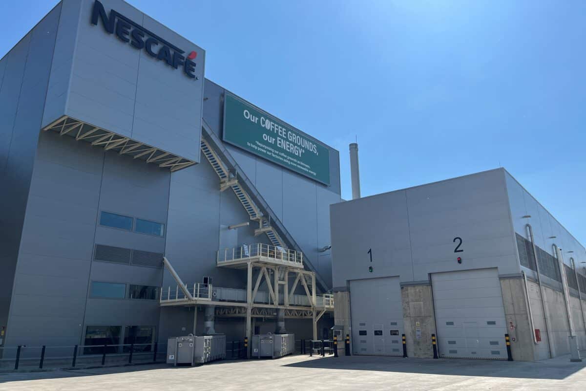 Nestlé revaloriza los posos de café y reduce 36.000 toneladas de CO₂e en su planta de Girona