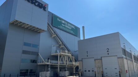 Nestlé revaloriza los posos de café y reduce 36.000 toneladas de CO₂e en su planta de Girona