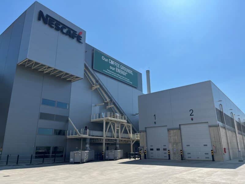 Nestlé revaloriza los posos de café y reduce 36.000 toneladas de CO₂e en su planta de Girona